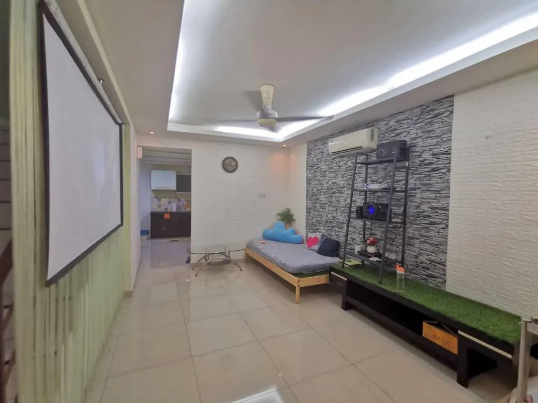 Homestay In Johor（Johor Jaya Keembong) contacts